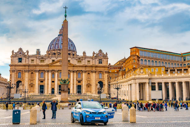 roma, italia. basilica di san pietro all'interno di piazza san pietro, città del vaticano - st peters basilica foto e immagini stock