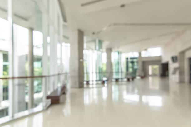 hotel o edificio de oficinas vestíbulo desenfoque vista interior de fondo hacia la sala de recepción, espacio moderno de lujo en la habitación blanca con pasillo borroso y ventana de pared de cristal de construcción - entrance hall fotografías e imágenes de stock