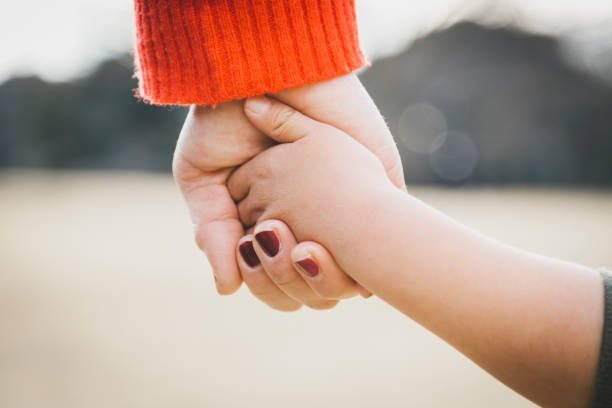 母と息子の手 - holding hands human hand child mother ストックフォトと画像