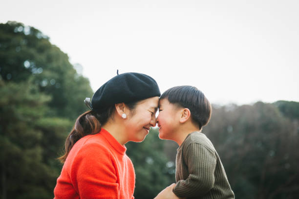 対面でコミュニケーションを取る母と息子 - 子ども ママ 笑顔 ストックフォトと画像