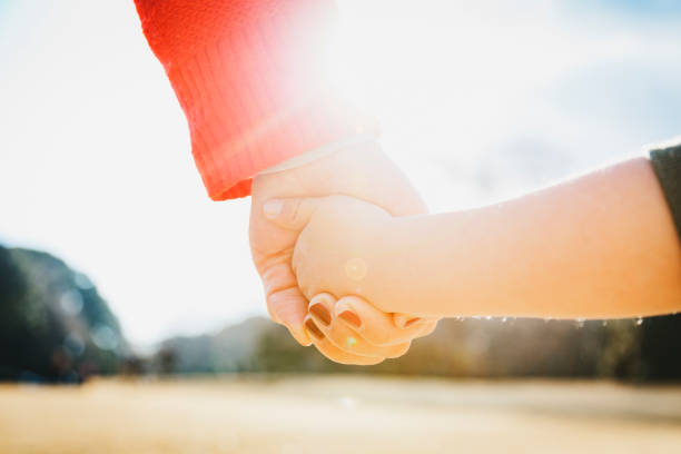 mani di madre e figlio - holding hands human hand child mother foto e immagini stock