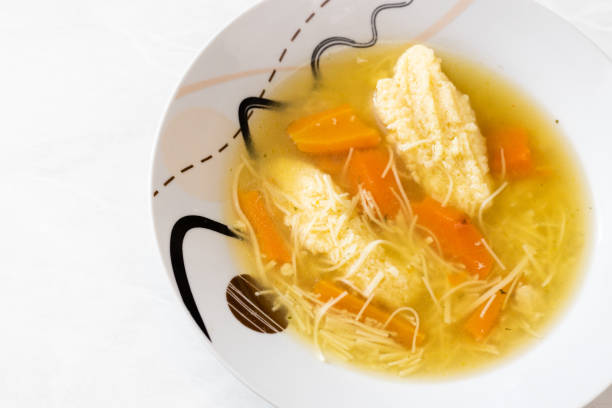 soupe de poulet avec boulettes et carottes avec l’espace de copie - seder passover seder plate matzo photos et images de collection
