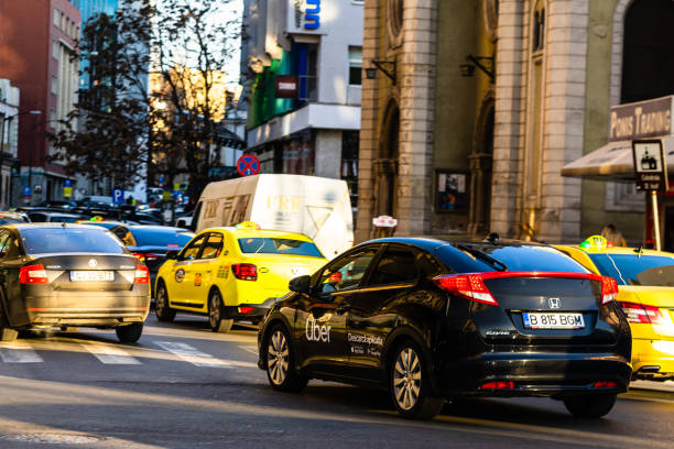 voiture uber dans la circulation, service de taxi moderne de ville. pollution automobile, embouteillages matin et soir dans la capitale bucarest, roumanie, 2020 - traffic jam traffic car city photos et images de collection