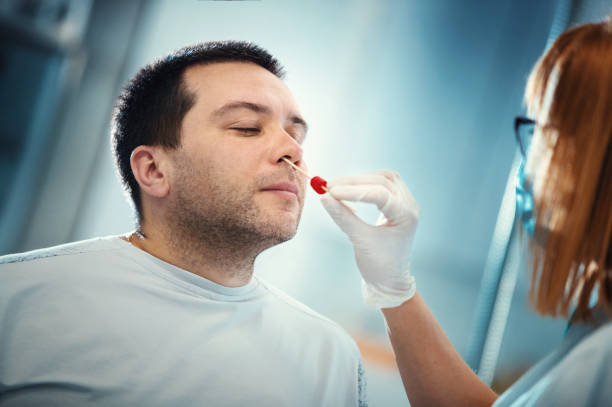 campionamento della coltura nasale. - bacteriologist foto e immagini stock