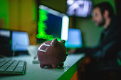 sparschwein-auf-einem-hacker-schreibtisch.jpg?b=1&s=170x170&k=20&c=McVxFlwdVB7Oyltgxc1Lr_Ve1PvF1FaXL0CTrMdSflA=