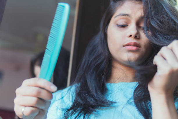 a garota está ficando chateada devido à queda de cabelo. - indian falls - fotografias e filmes do acervo