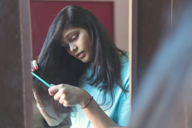девушка расстраивается из-за выпадения волос. - ideas concepts human hair hair loss стоковые фото и изображения