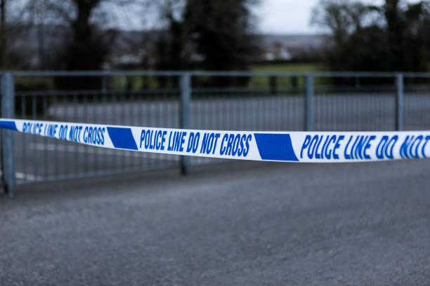 police barrier tape in the uk - crime scene investigation imagens e fotografias de stock