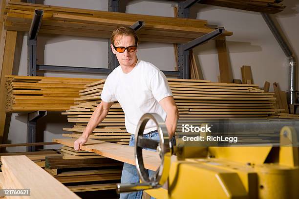 Loja De Madeira Série - Fotografias de stock e mais imagens de Adulto - Adulto, Ampliação da Casa, Bancada de Carpinteiro