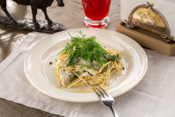 木のテーブルにジャガイモとマヨネーズと赤い飲み物のグラスとチキンサラダ - salad glass chicken garnish ストックフォトと画像