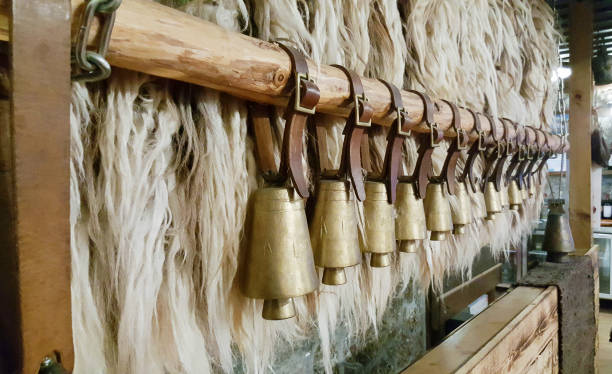 campanas de cobre búlgaras colgando de un palo de madera. - cencerro fotos fotografías e imágenes de stock
