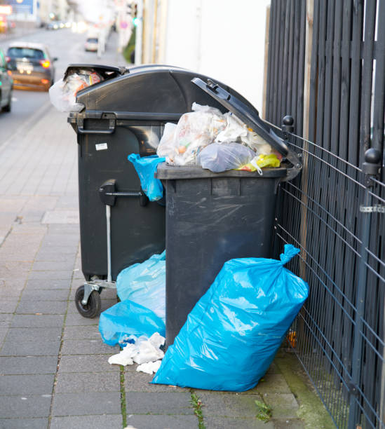 kosze na śmieci na chodnikach - garbage dump vertical outdoors nobody zdjęcia i obrazy z banku zdjęć