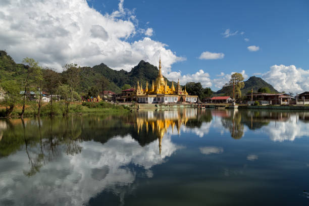 refelctions de um pagode flutuante ao nascer do sol. santuário da vida selvagem do lago indawgyi, myanmar - refelctions - fotografias e filmes do acervo