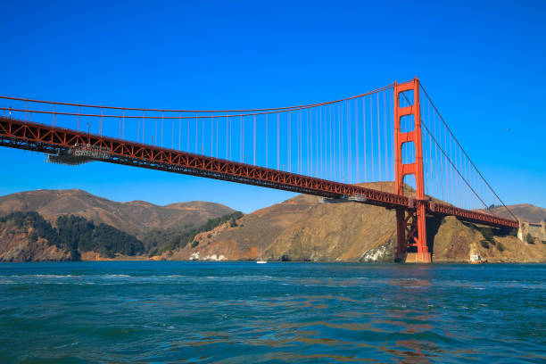 golden gate bridge and bay w san francisco w kalifornii - golden gate bridge bridge large san francisco county zdjęcia i obrazy z banku zdjęć