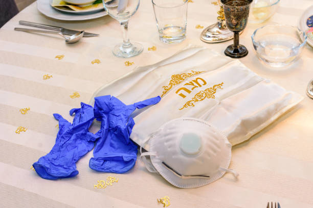 코비드-19 코로나 시대의 작은 유대인 유월절 세더 저녁 식사 - seder passover judaism family 뉴스 사진 이미지