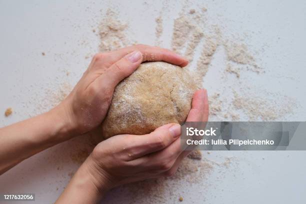 여자의 손반죽반죽 나무 테이블에 밀가루 베이킹을위한 반죽을 준비합니다 가족을 위한 수제 요리 만들기 주방 요리 페이스트리에서 ...