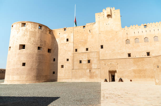 vista do castelo de jabreen em bahla, sultanato de omã - bahla fort - fotografias e filmes do acervo