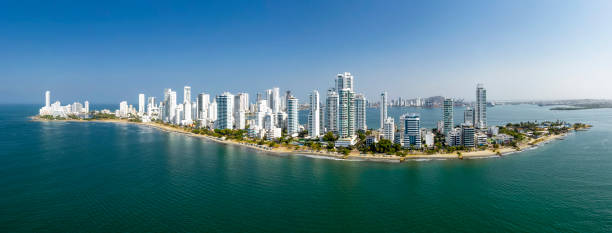 belle vue panoramique aérienne de l’île de district de bocagrande, carthagène, colombie - building exterior built structure pier water photos et images de collection