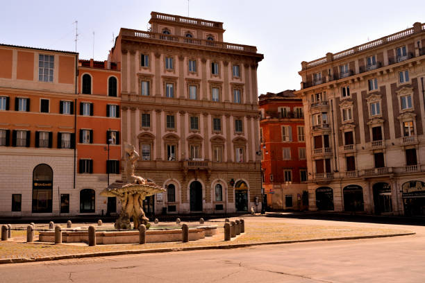 вид на площадь барберини без туристов из-за блокировки - palazzo barberini стоковые фото и изображения