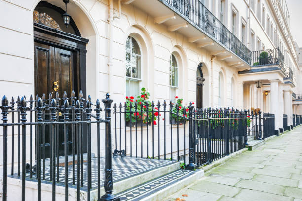 casas adosadas típicas en belgravia londres inglaterra reino unido - regency style fotografías e imágenes de stock