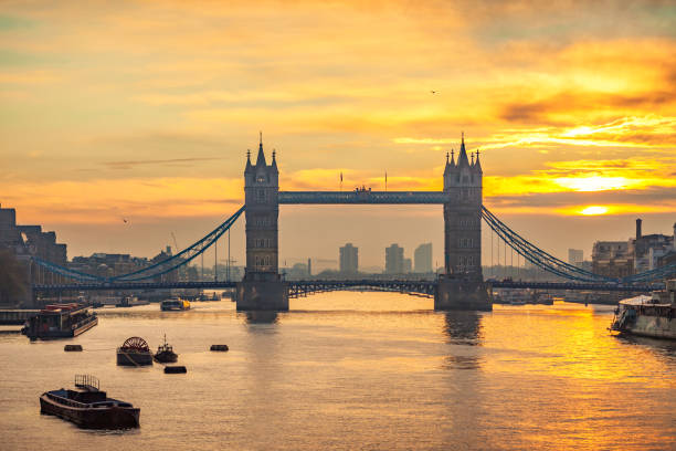 tower bridge at sunrise in london england uk - london england morning sunlight tower bridge imagens e fotografias de stock