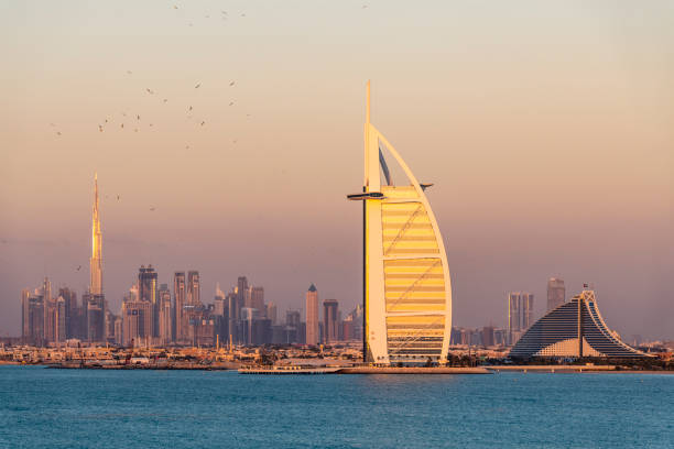 horizonte de dubai à noite - jumeirah beach hotel - fotografias e filmes do acervo