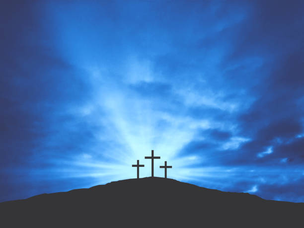 tre croci cristiane di pasqua sulla collina del calvario con nuvole blu in cielo - calvario gerusalemme illustrazioni foto e immagini stock