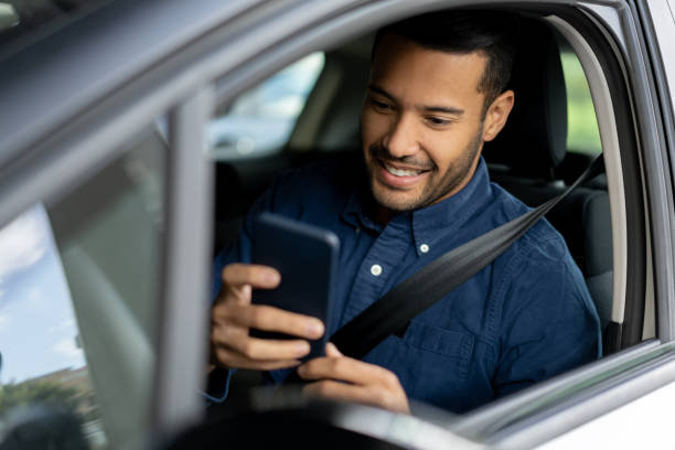 не текст и вождение - mobile phone seat belt text messaging smiling стоковые фото и изображения