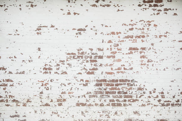 un vieux mur de briques vintage peint à la chaux d’un bâtiment commercial à la maison parfait pour une toile de fond, bannière web ou arrière-plan pour la conception avec beaucoup d’espace de copie - blanchi à la chaux photos et images de collection