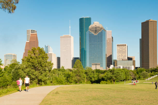 persone che camminano nel buffalo bayou park in una giornata di primavera a houston in texas - buffalo bayou foto e immagini stock