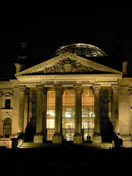 reichstag alemán por la noche - berlin germany the reichstag german culture contemporary fotografías e imágenes de stock