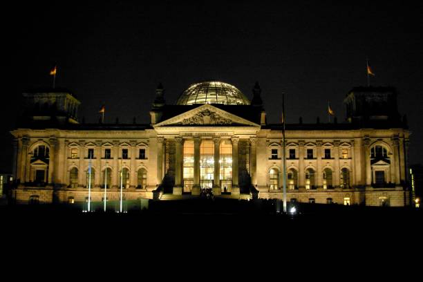 reichstag alemán por la noche - berlin germany the reichstag german culture contemporary fotografías e imágenes de stock