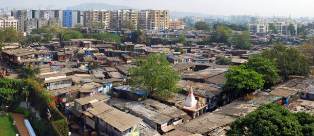 croissance incontrôlée des bidonvilles à mumbai - plus grand obstacle dans les tentatives de contrôle du coronavirus, covid-19 - inhuman photos et images de collection