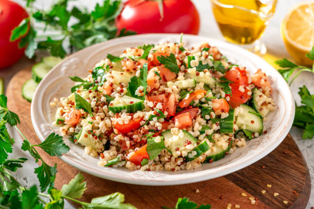 tabbouleh salat mit bulgur und quinoa nahaufnahme - tabbouleh vegeterian food middle stock-fotos und bilder