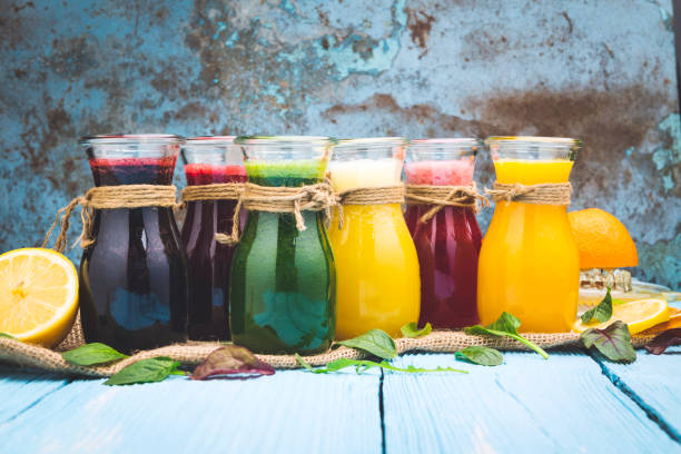 varios batidos en un frasco e ingredientes - bebida batida fotografías e imágenes de stock