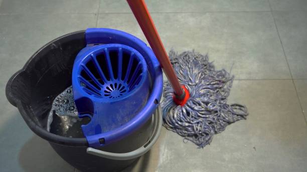 an used bucket of water with floorcloth - floorcloth imagens e fotografias de stock