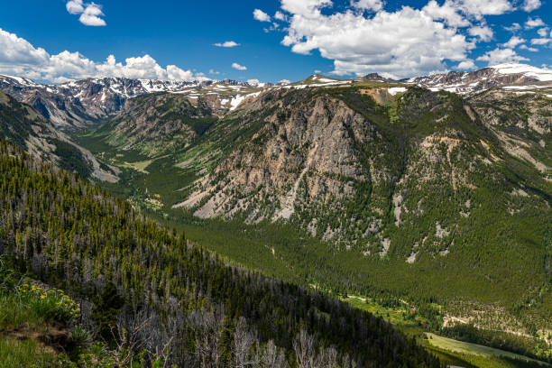 медвежье шоссе вайоминг и монтана - absaroka range стоковые фото и изображения