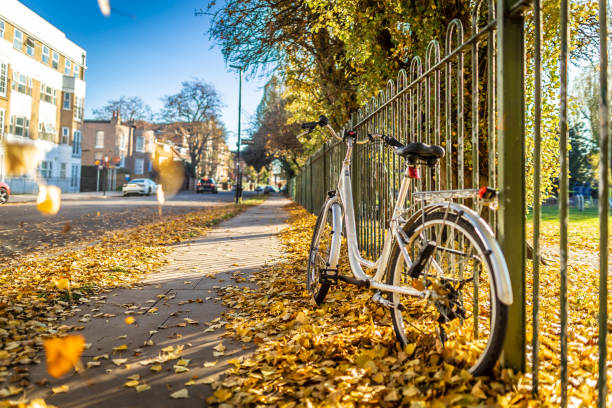 bicicletta nel sobborgo londinese di chiswick in autunno, regno unito - chiswick foto e immagini stock