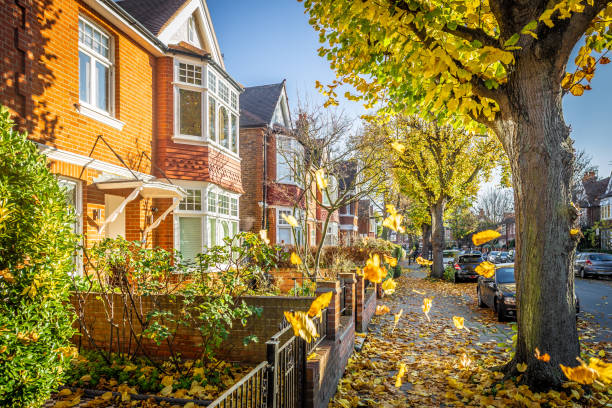 subúrbio de londres de chiswick no outono, reino unido - chiswick - fotografias e filmes do acervo