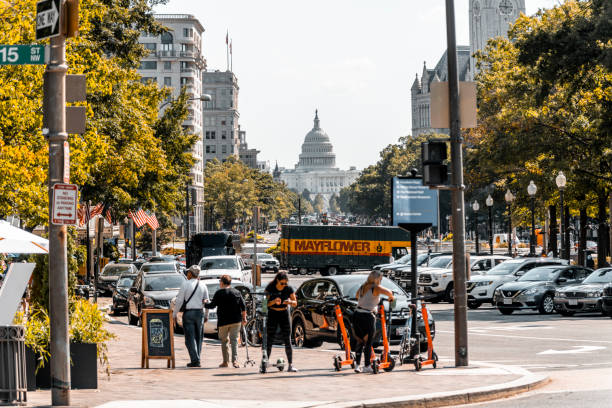 pennsylvania avenue und united states capitol - washington dc autumn capitol building usa stock-fotos und bilder