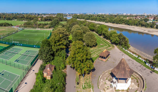 夏のチズウィックとテムズ川の空中写真、ロンドン - chiswick ストックフォトと画像