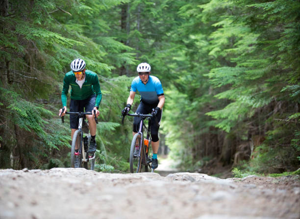 gravel road ciclistas - cyclo cross fotografías e imágenes de stock