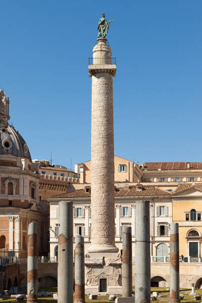 trajan-säule (colonna traiana). römische triumphsäule - traiani stock-fotos und bilder