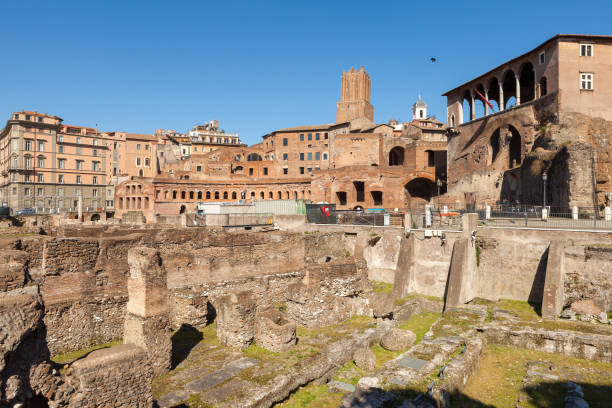 foro de trajano (foro traiani o foro de trajano). - traiani fotografías e imágenes de stock