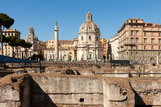 foro de trajano (foro traiani o foro de trajano). - traiani fotografías e imágenes de stock