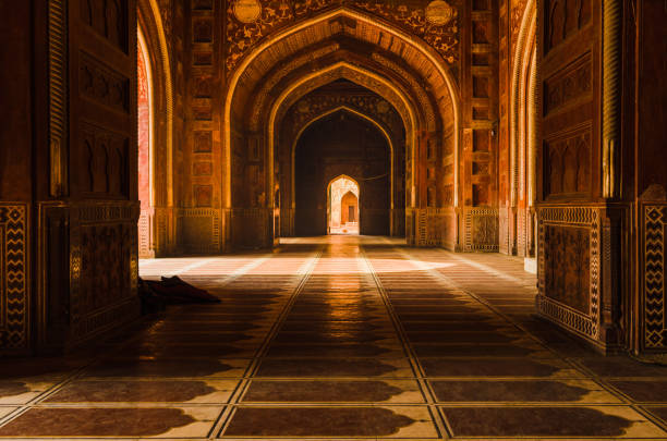 pasillos en la mezquita taj mahal, agra, india - india palace indian culture indoors fotografías e imágenes de stock