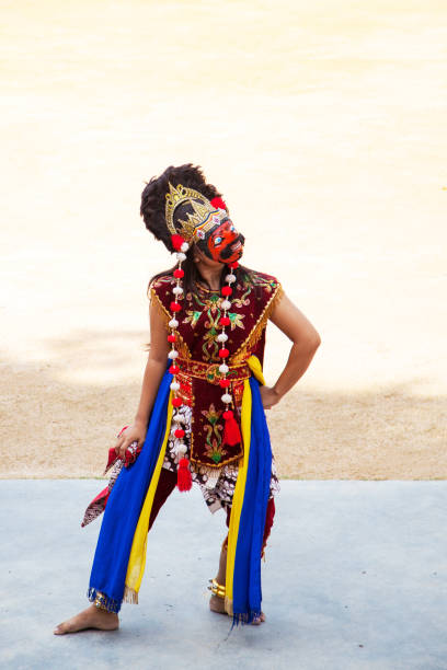 le danseur indonésien indigène dons topeng masque dans la performance - danse du masque photos et images de collection