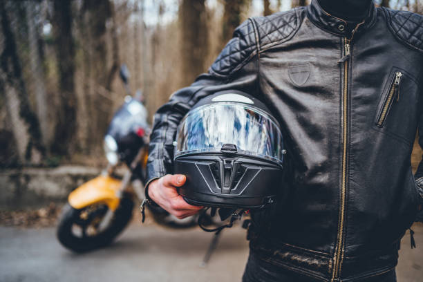 motocycliste avec son casque - casque de moto photos et images de collection