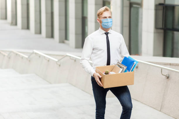 joven con camisa blanca con máscara médica quirúrgica tienen un nuevo trabajo. ir a un nuevo trabajo mejor. - quit scene fotografías e imágenes de stock