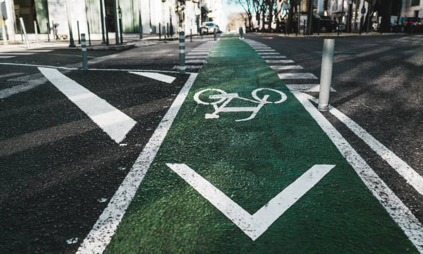 el carril bici con marca de carretera - velódromo fotografías e imágenes de stock